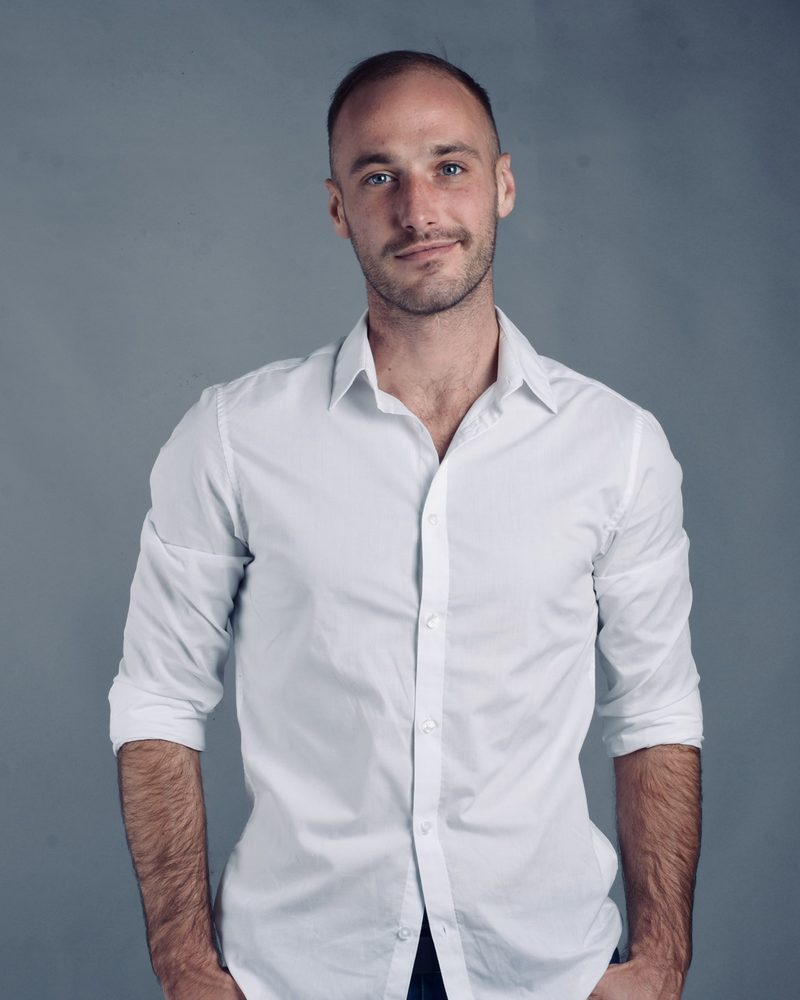 Lautaro Dagorret, con camisa blanca